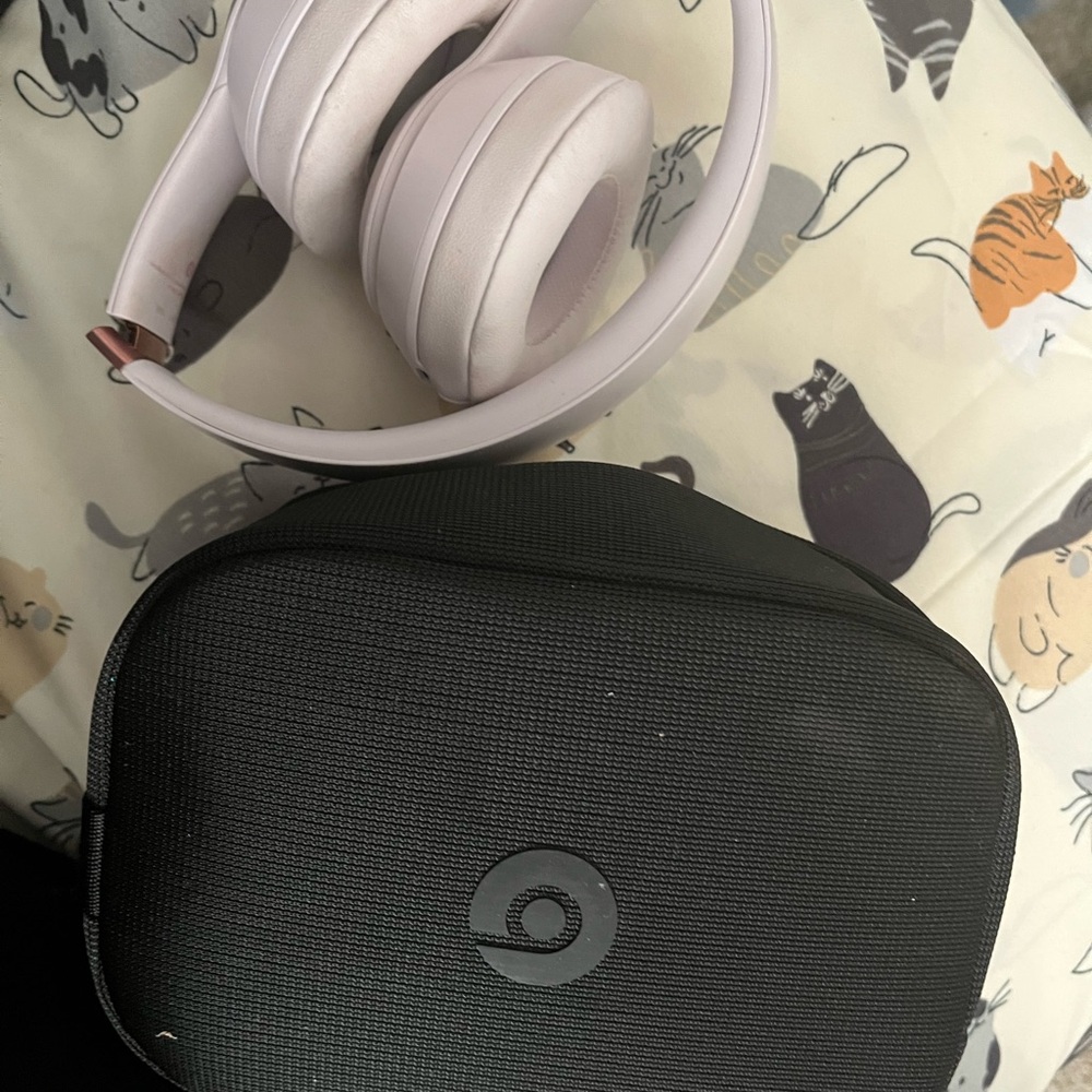 Beats White Wireless Headphones with Case